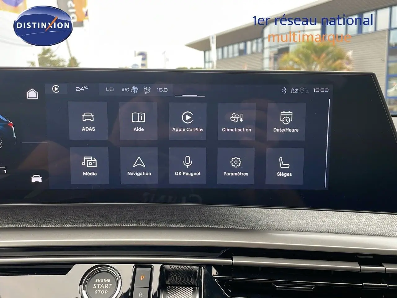 Écran tactile central du tableau de bord du Peugeot 5008 Hybrid 136ch GT, intérieur moderne et connecté.