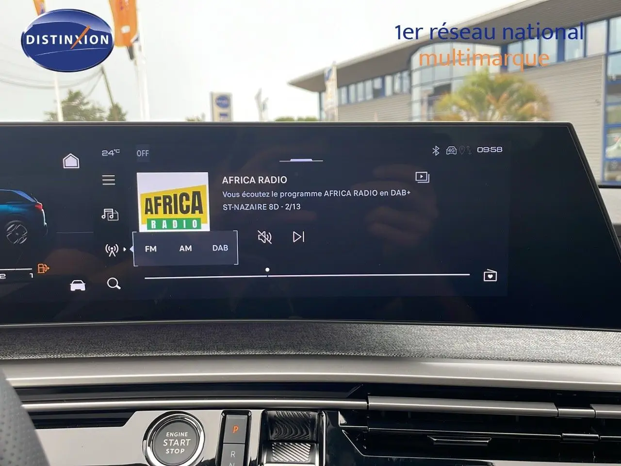 Écran tactile central allumé du Peugeot 5008 Hybrid 136ch GT, tableau de bord moderne avec radio Africa Radio affichée.