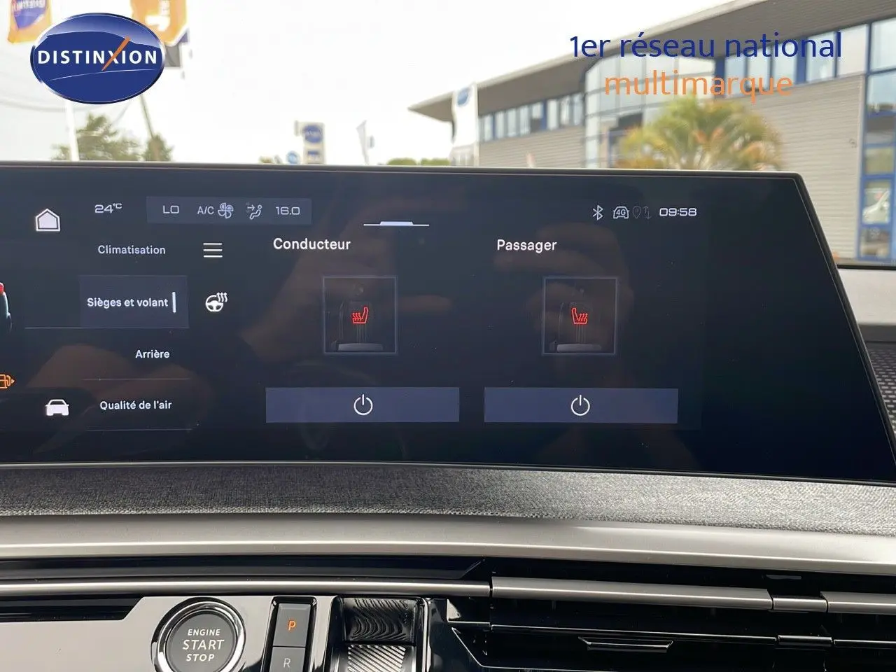 Écran tactile du tableau de bord du Peugeot 5008 Hybrid 2025 affichant les réglages des sièges chauffants conducteur et passager.