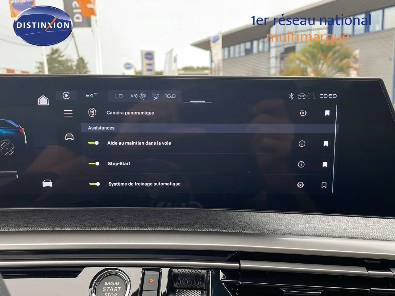 Écran tactile central affichant les aides à la conduite du Peugeot 5008 Hybrid gris Artense, vue intérieure avant.