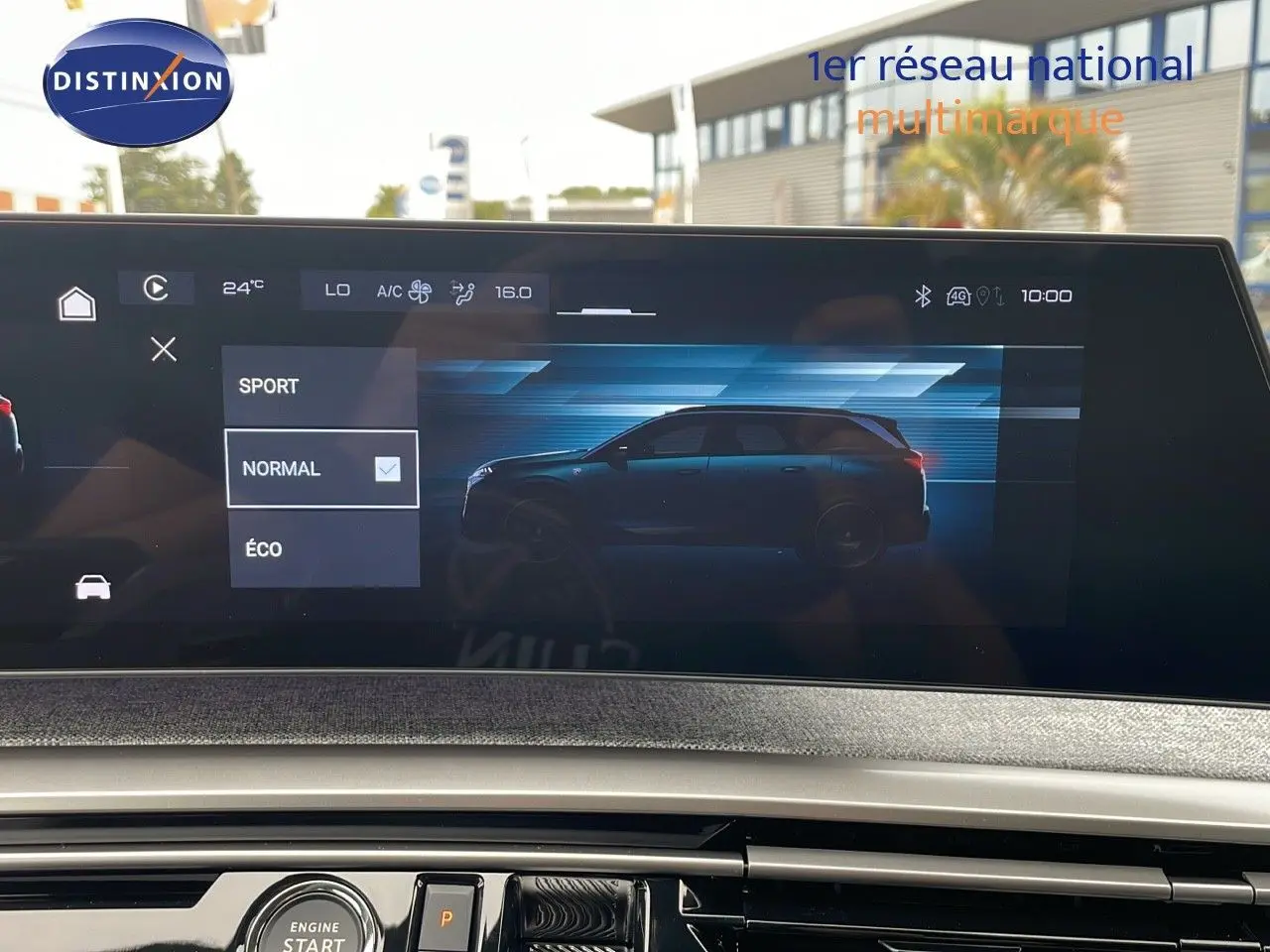 Écran tactile intérieur montrant la silhouette latérale droite du Peugeot 5008 gris Artense avec toit noir en mode normal.