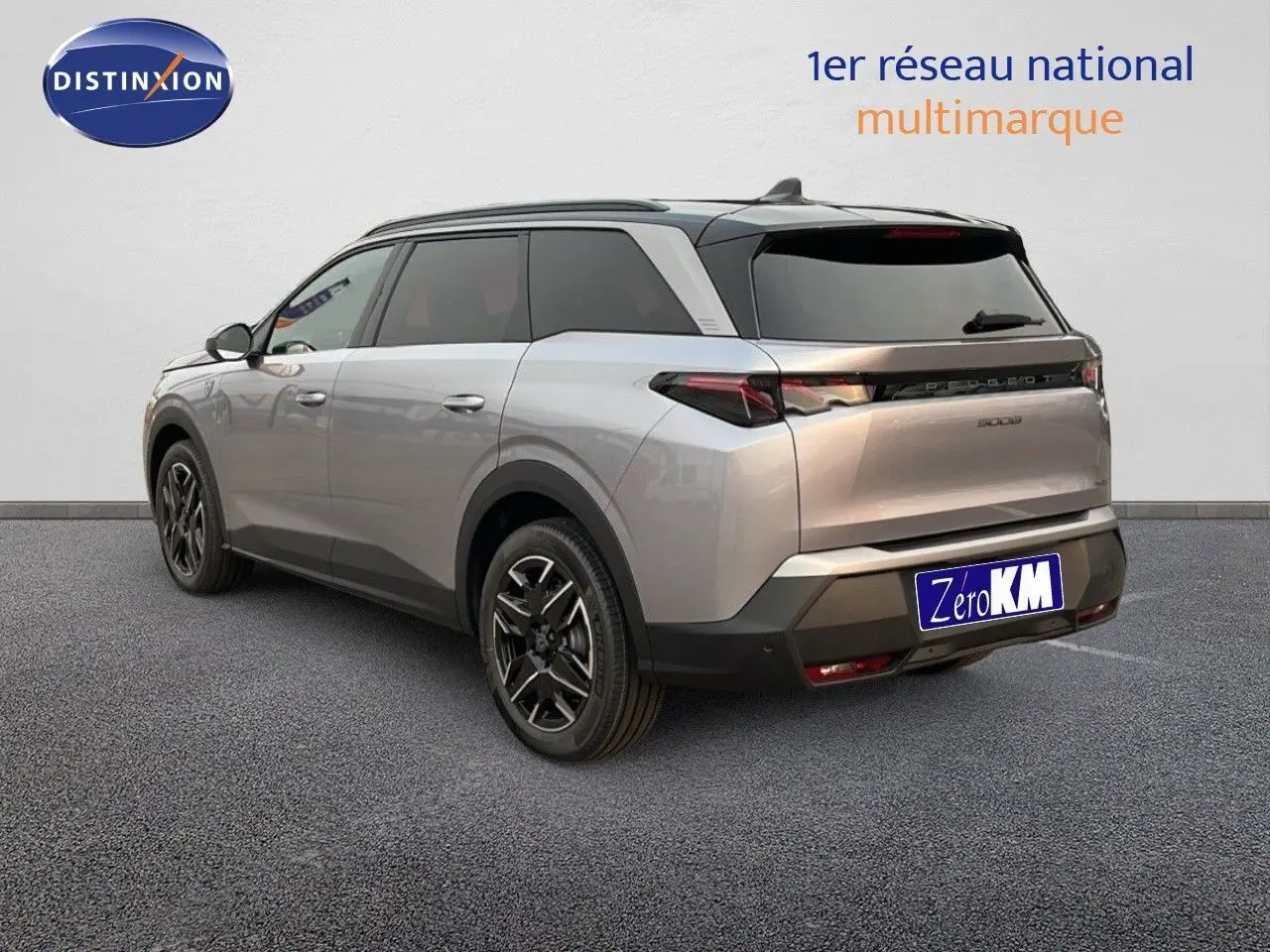 Vue 3/4 arrière droite du Peugeot 5008 Hybrid gris Artense métal avec toit noir et jantes noires biton.