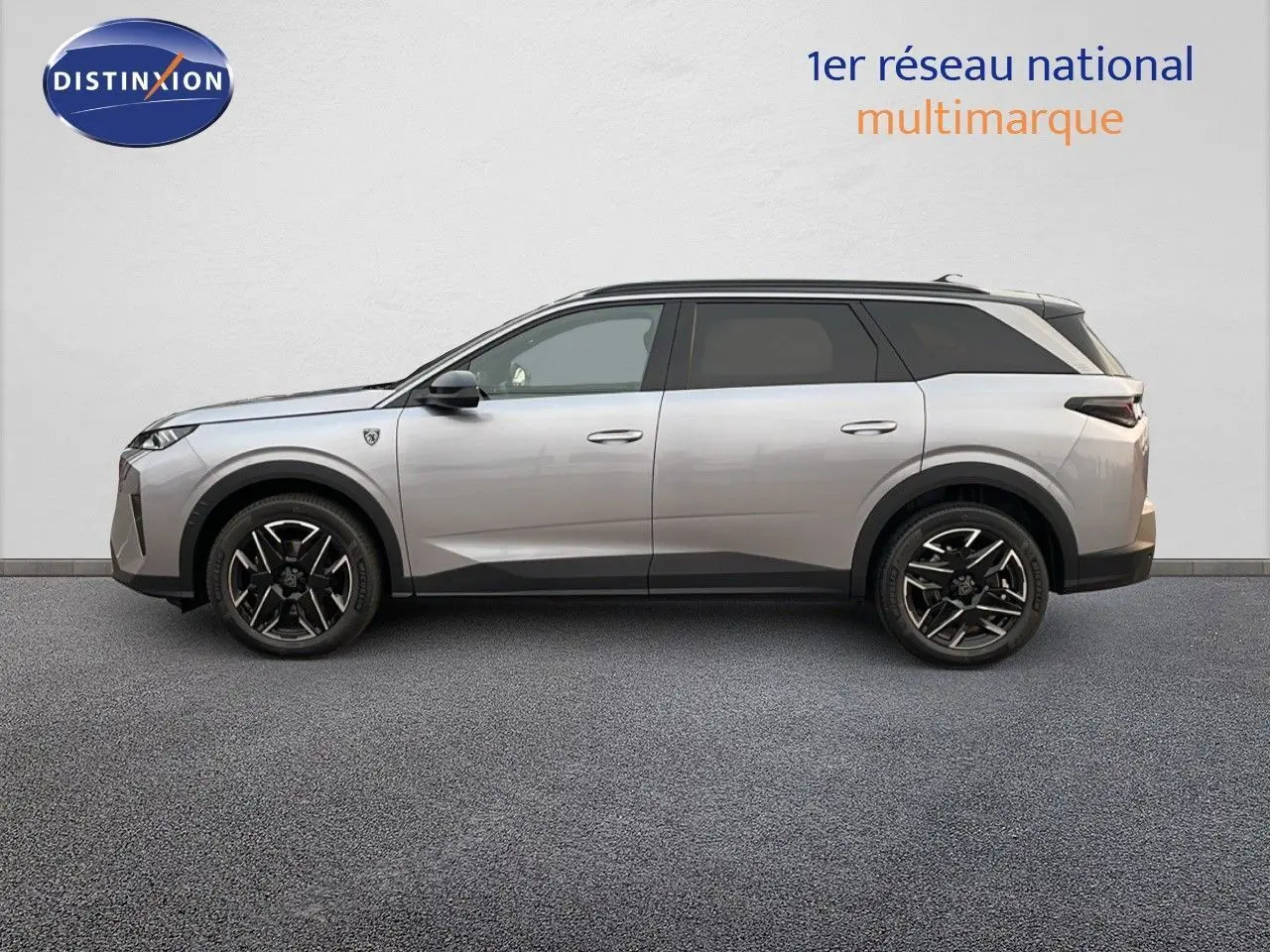 Profil latéral droit du Peugeot 5008 HYBRID GT 2025 en gris Artense métallisé avec toit noir et jantes noires distinctives.