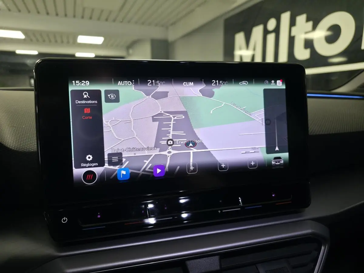 Écran tactile central du tableau de bord du SEAT Leon Sportstourer 2022 affichant la navigation GPS.