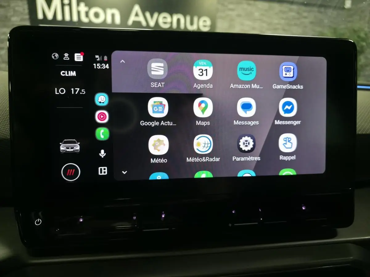 Écran tactile central du tableau de bord de la SEAT Leon Sportstourer gris, affichant les applications connectées.