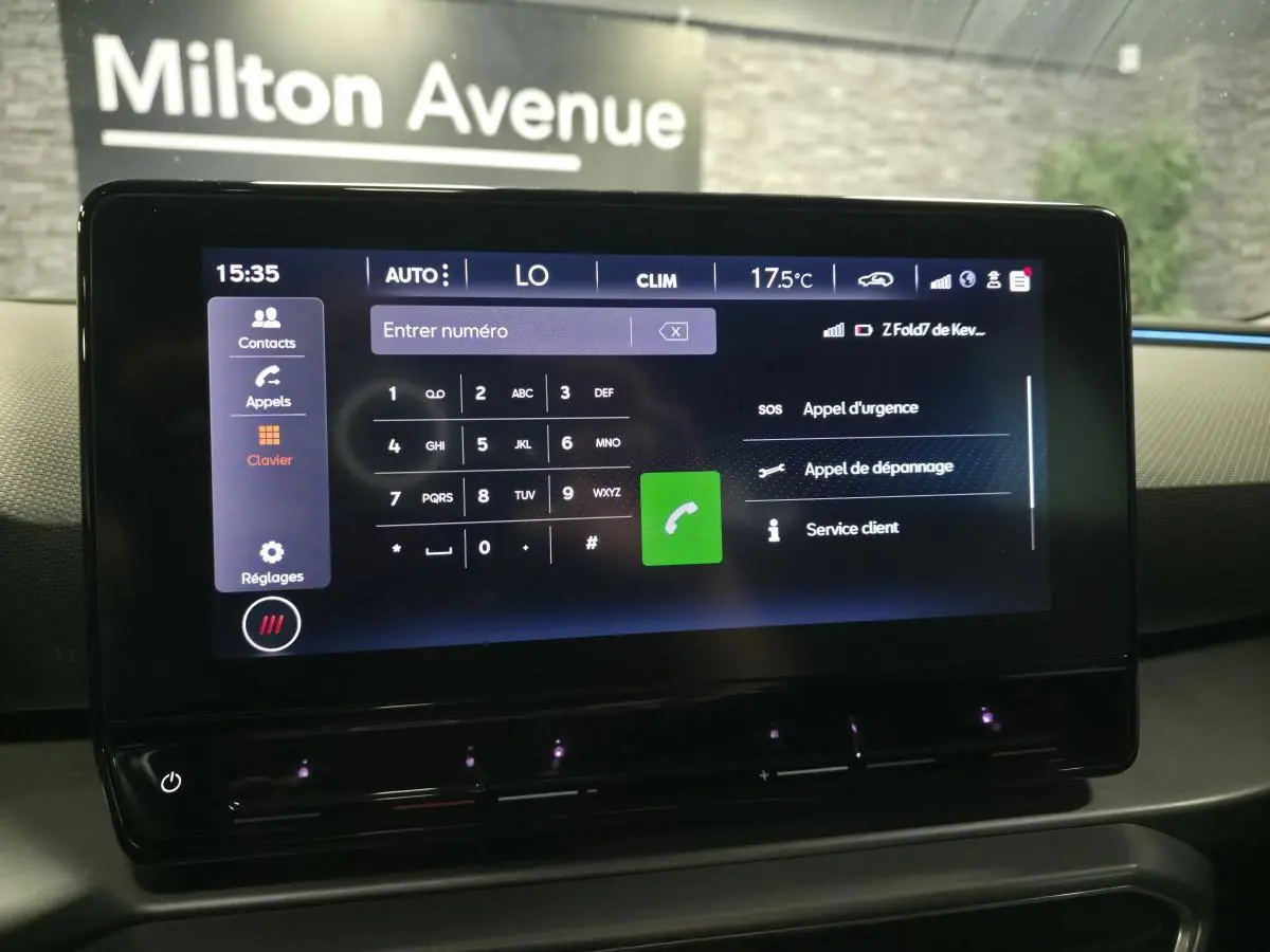 Je ne vois pas de véhicule sur cette image, seulement l'écran tactile du système multimédia intérieur. Pouvez-vous fournir une autre image montrant le véhicule ?