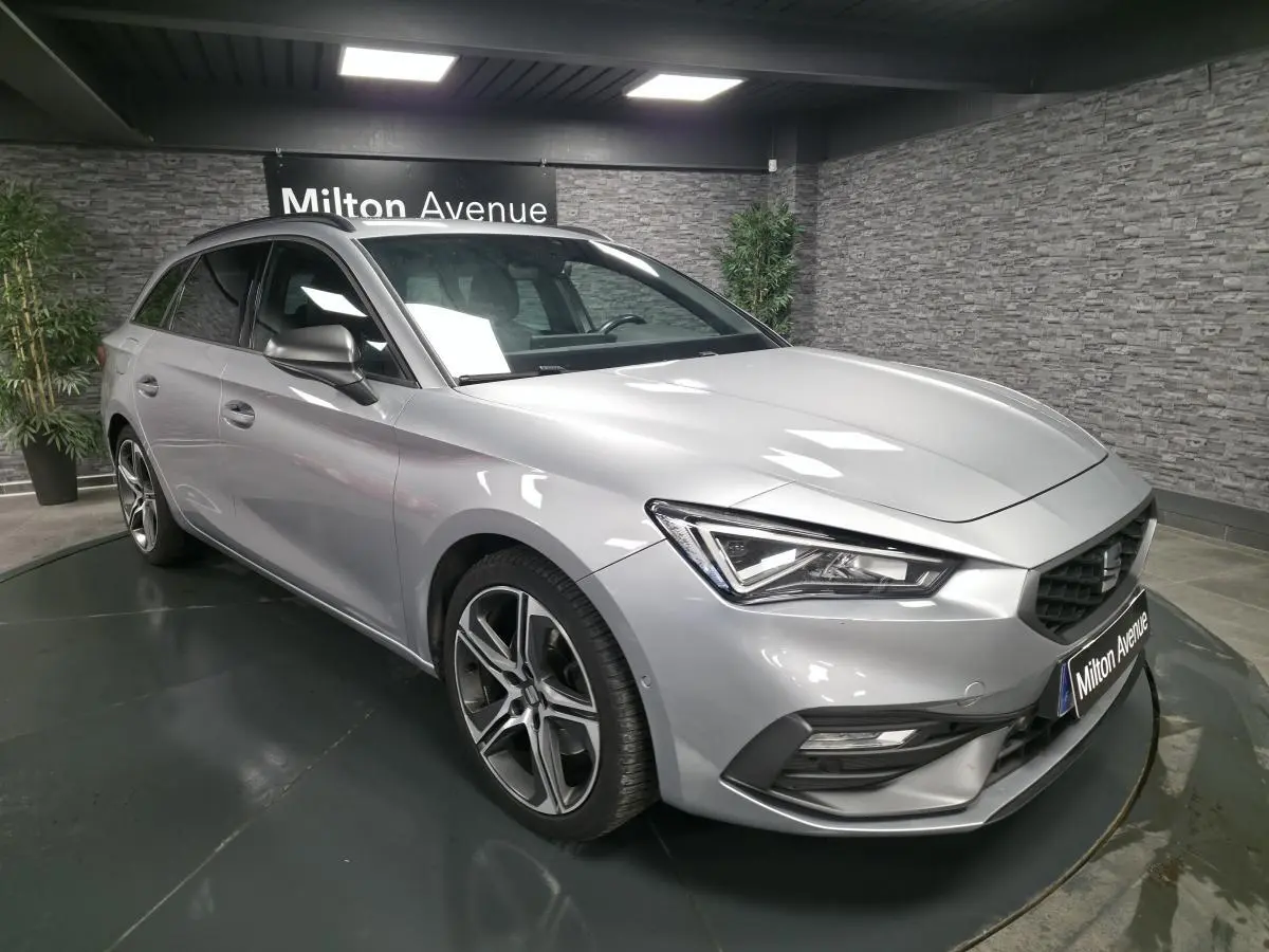 Vue 3/4 avant droit d'une SEAT Leon Sportstourer gris urbain avec jantes alliage 18 pouces et calandre spécifique gris Cosmo.