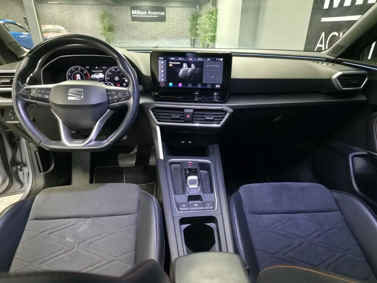 Intérieur avant du SEAT Leon Sportstourer 2022, vue de face sur tableau de bord et sièges en suédine noire.