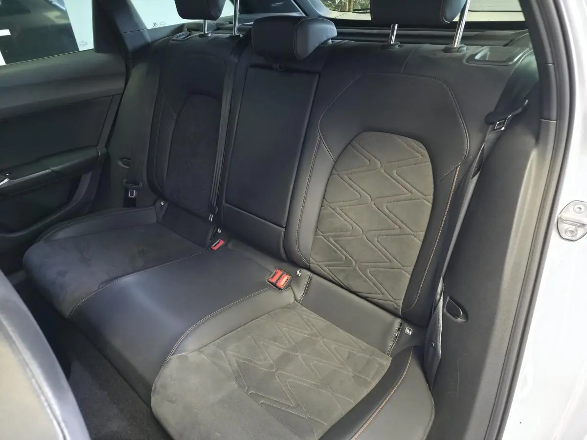 Vue côté droit de la banquette arrière en suédine noire et similicuir du SEAT Leon Sportstourer gris 2022.