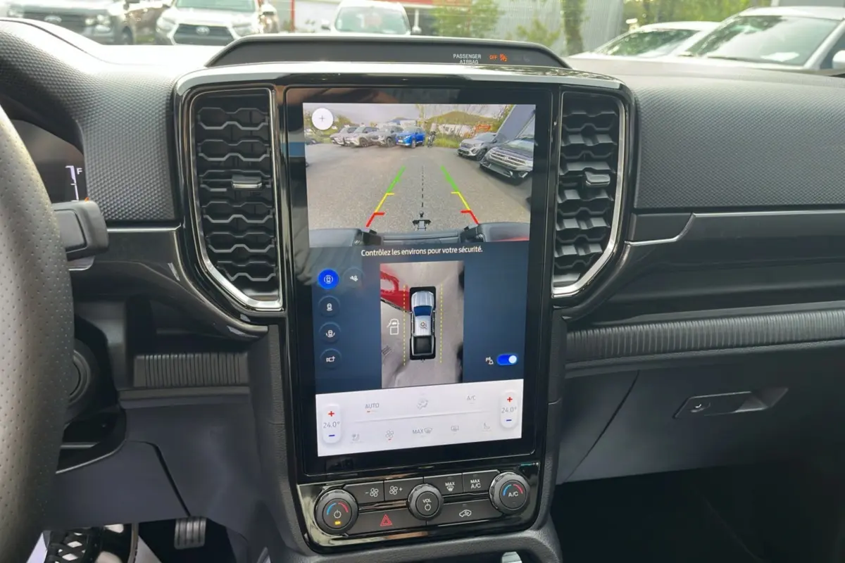 Vue intérieure centrée sur l'écran tactile du Ford Ranger 2025, affichant la caméra 360° et les commandes climatisation.
