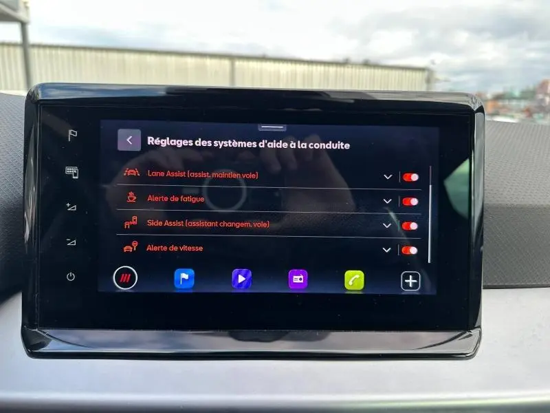 Écran tactile central du tableau de bord de la SEAT Ibiza 1.0 TSI 115cv FR 2025, affichant les réglages d’aides à la conduite.