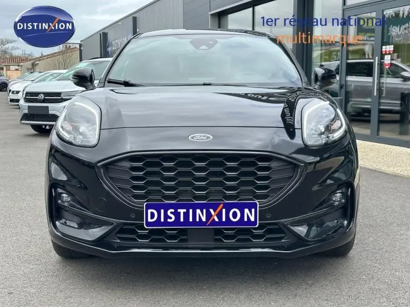 Vue avant d'un Ford Puma 2024 noir Agate Métallisée avec calandre hexagonale et phares arrondis visibles.