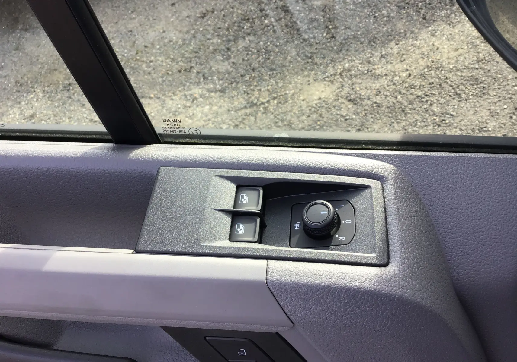 Détail des commandes de réglage des rétroviseurs et vitres côté conducteur du Volkswagen Crafter blanc 2024.