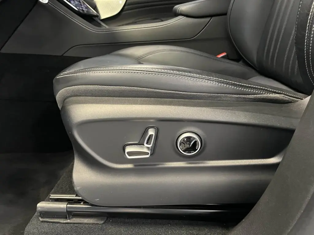 Détail des commandes de réglage électrique du siège conducteur en cuir noir du Maserati Grecale bleu.