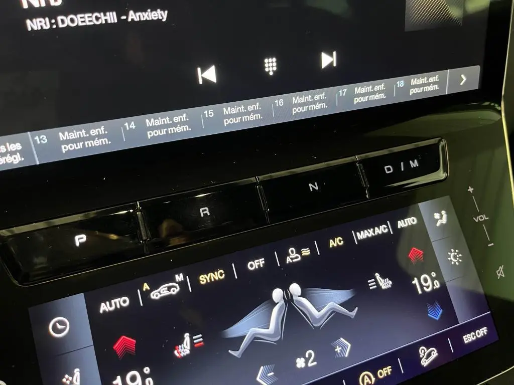 Détail de la console centrale tactile de la Maserati Grecale bleu, affichant la climatisation automatique et commandes de boîte auto.