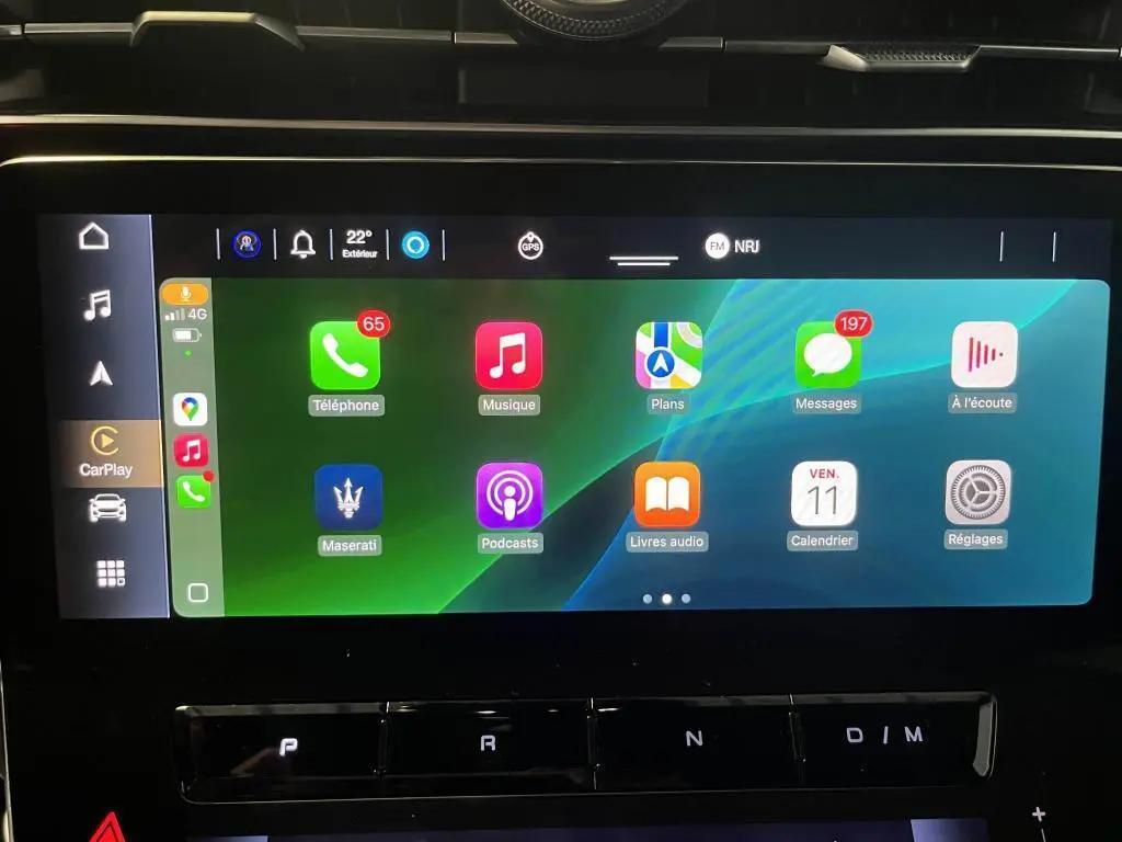 Écran tactile central du Maserati Grecale bleu 2022 affichant Apple CarPlay avec icônes colorées.