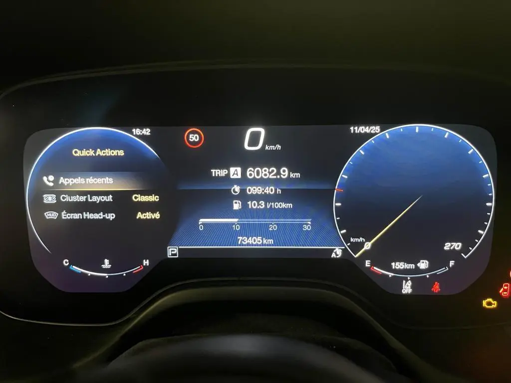 Tableau de bord numérique du Maserati Grecale bleu, affichant vitesse, autonomie et options activées.