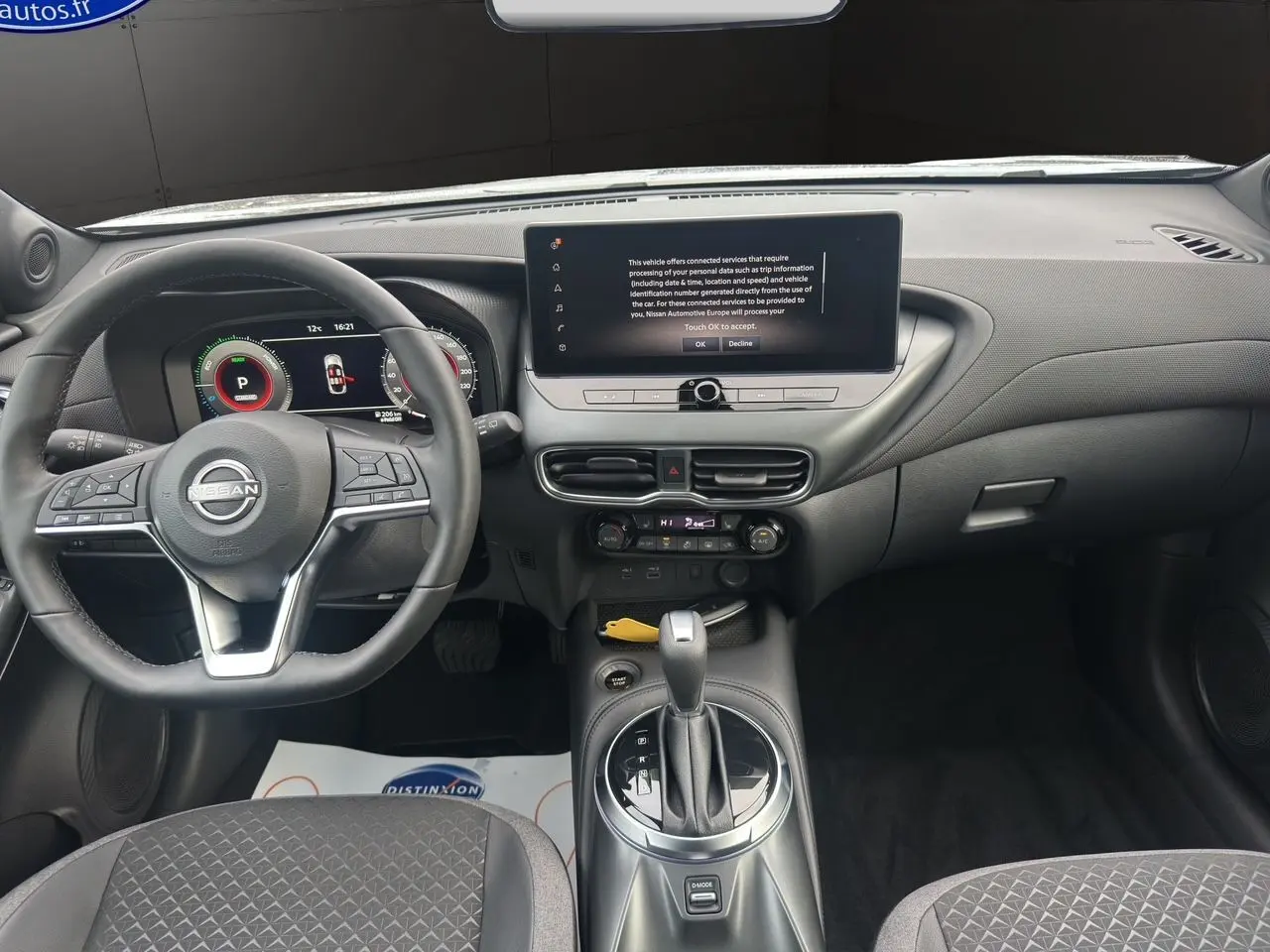 Vue intérieure du tableau de bord et volant cuir noir du Nissan Juke Full Hybrid 2025 avec écran tactile central.