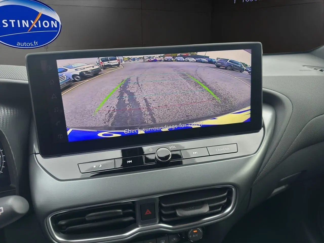 Vue intérieure du tableau de bord du Nissan Juke Full Hybrid 2025 avec écran tactile affichant la caméra de recul.