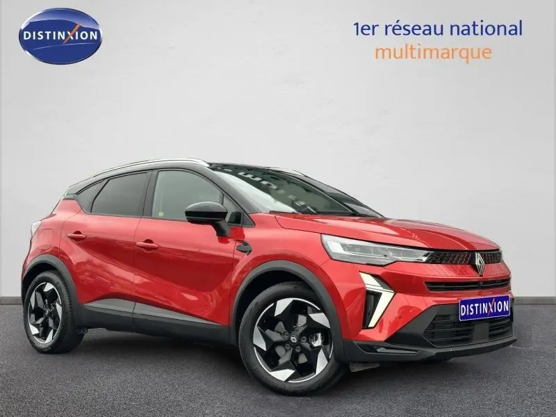 Renault Captur 2025 Rouge Flamme en 3/4 avant droit, SUV hybride avec jantes noires distinctives.