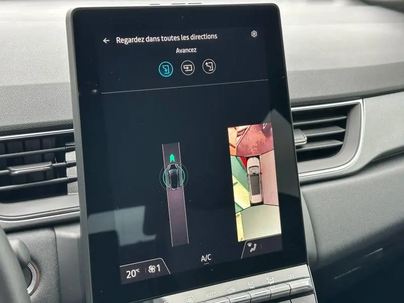 Vue intérieure du tableau de bord du Renault Captur 2025, écran tactile affichant l'aide à la conduite et la caméra 360.