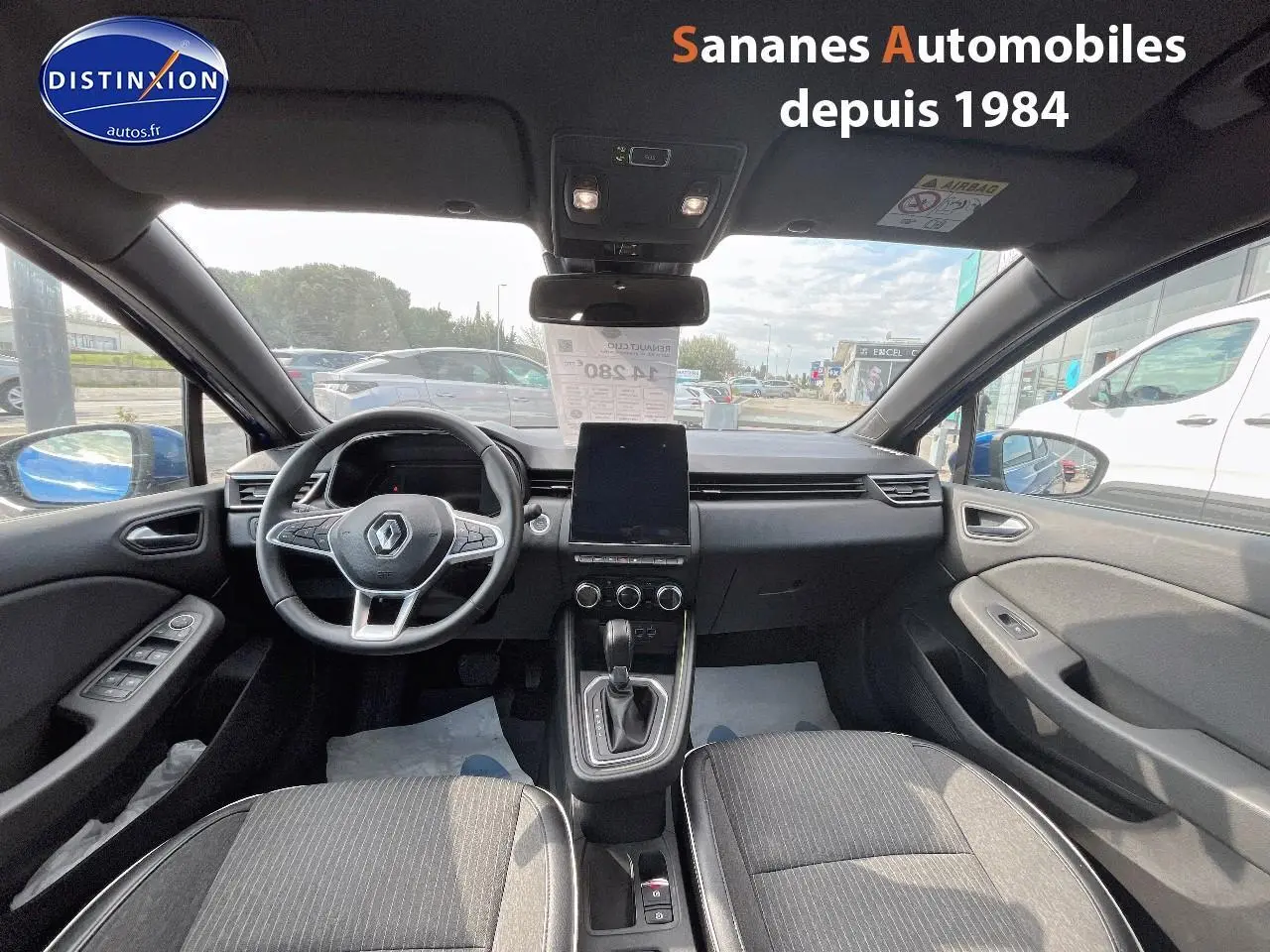 Vue intérieure avant de la Renault Clio 1.0 Tce 90 Intens 2021, montrant le tableau de bord noir et la console centrale avec écran tactile.