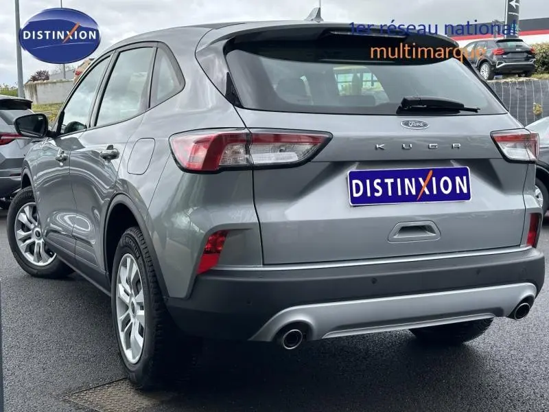 Vue 3/4 arrière droite du Ford Kuga 1.5 EcoBoost 2024 gris Solar métallisé avec double sortie d’échappement.