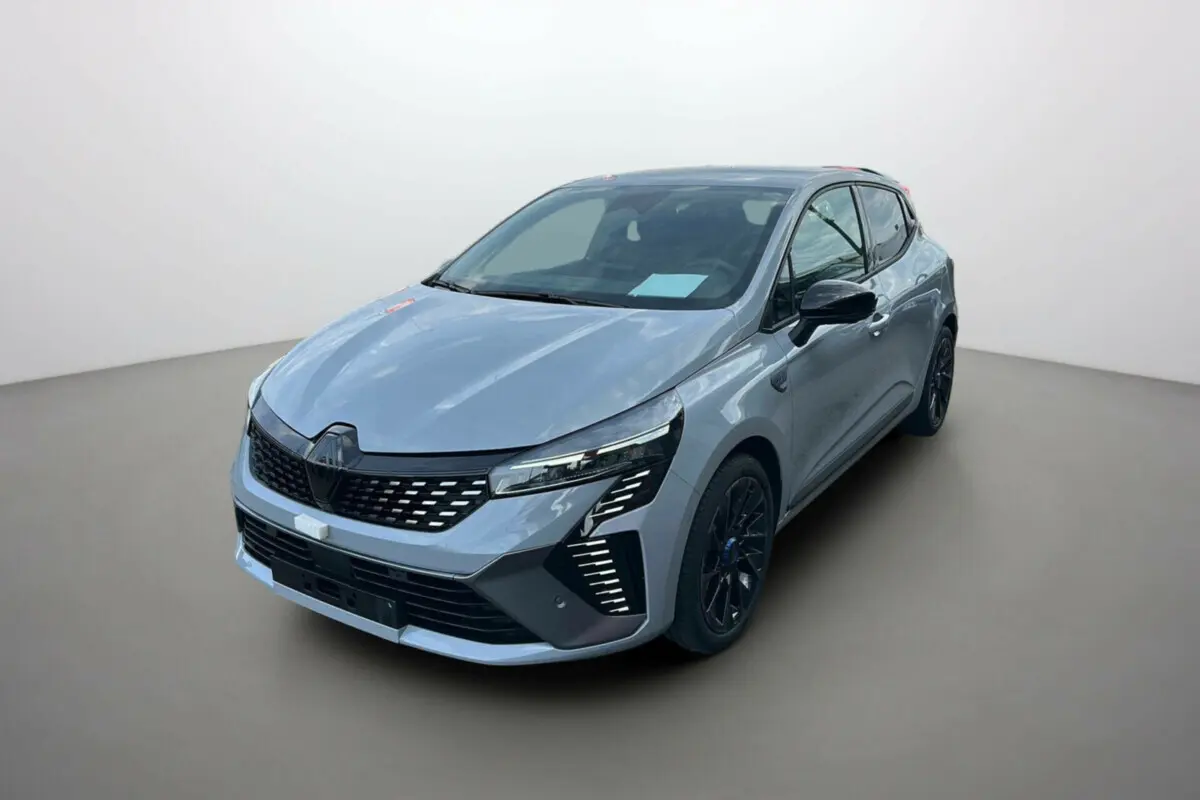 Renault Clio V E-Tech 145 Esprit Alpine Bose gris rafale vue 3/4 avant avec jantes alu noires et feux LED distinctifs.