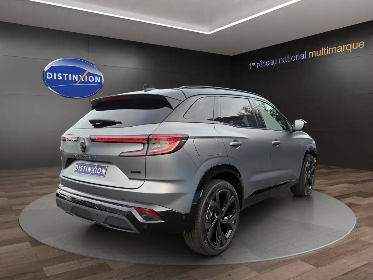 Renault Austral gris foncé en 3/4 arrière droit, avec feux LED et jantes noires distinctives.