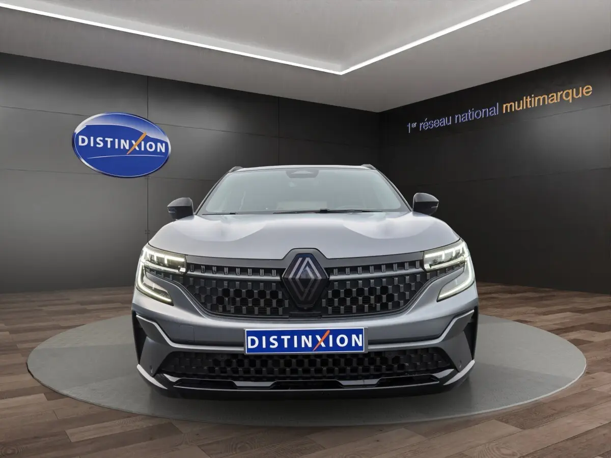 Vue avant du Renault Austral Iconic Esprit Alpine gris foncé avec calandre noire et éclairage LED distinctif.