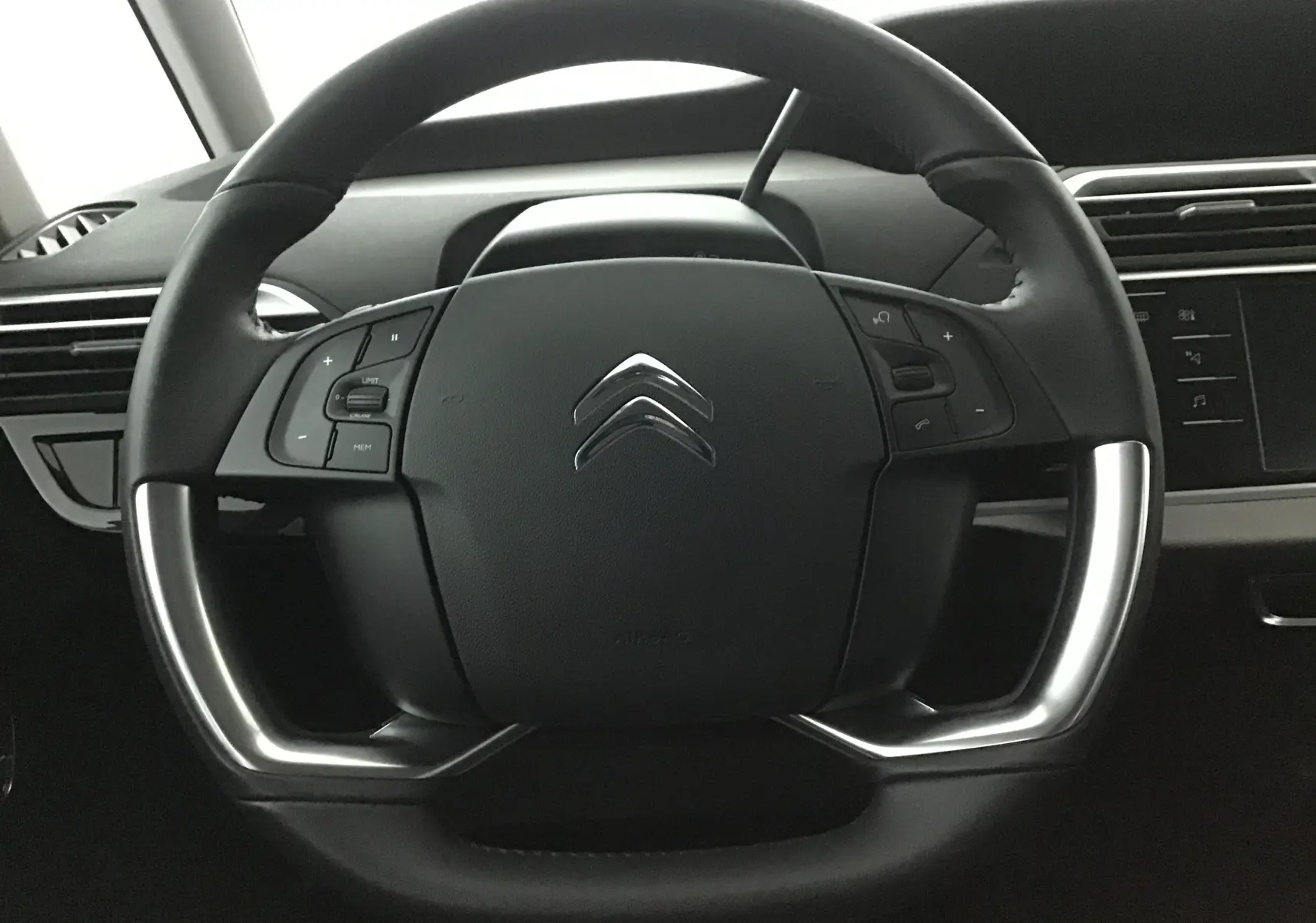 Volant en cuir noir avec commandes intégrées du Citroën Grand C4 Spacetourer 2021, intérieur moderne et épuré.