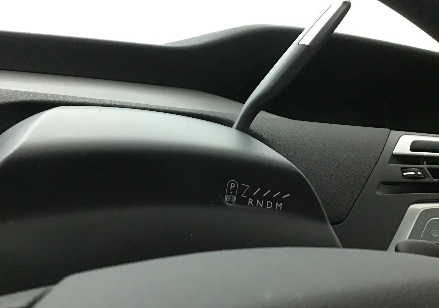 Le levier de vitesses automatique noir sur le tableau de bord gris d'un Citroën Grand C4 Spacetourer 2021.