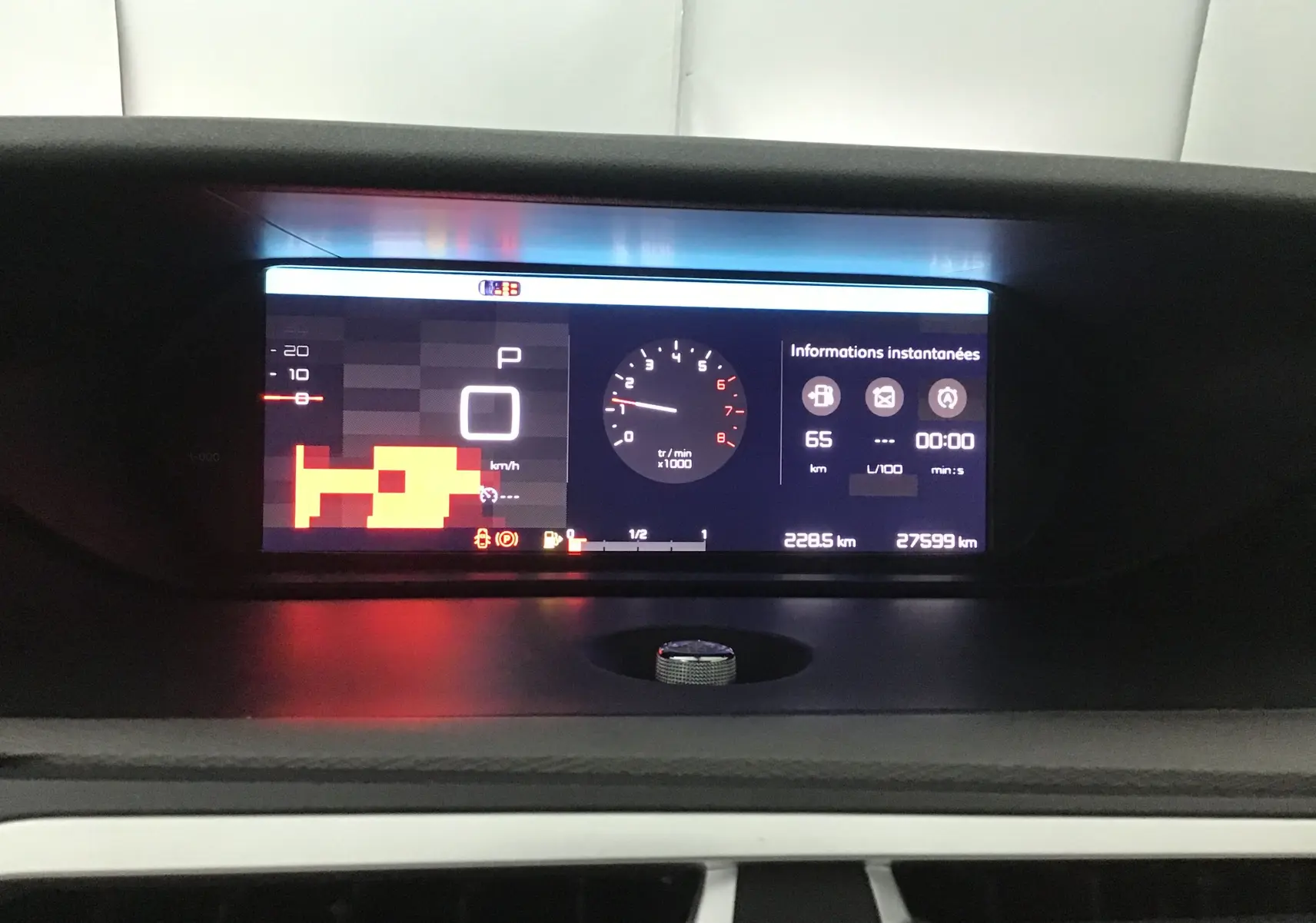 Tableau de bord numérique du Citroën Grand C4 Spacetourer 2021 affichant vitesse, compte-tours et infos instantanées.