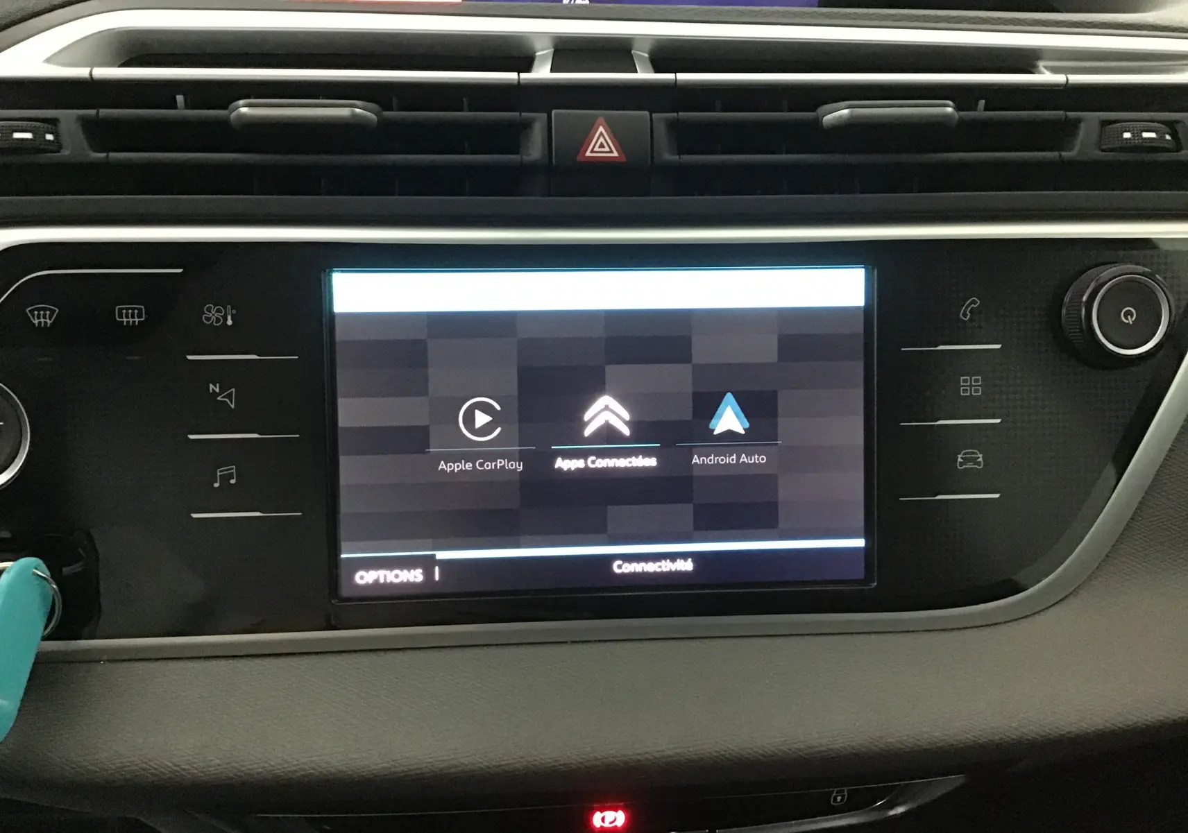 Vue rapprochée de l’écran tactile central du tableau de bord du Citroën Grand C4 Spacetourer gris, affichant Apple CarPlay et Android Auto.
