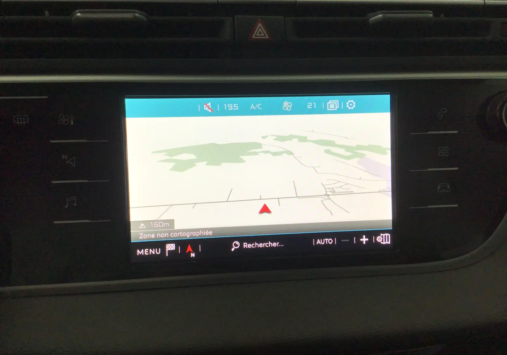 Écran tactile du système de navigation du Citroën Grand C4 Spacetourer gris Artense, affichant une carte simple.