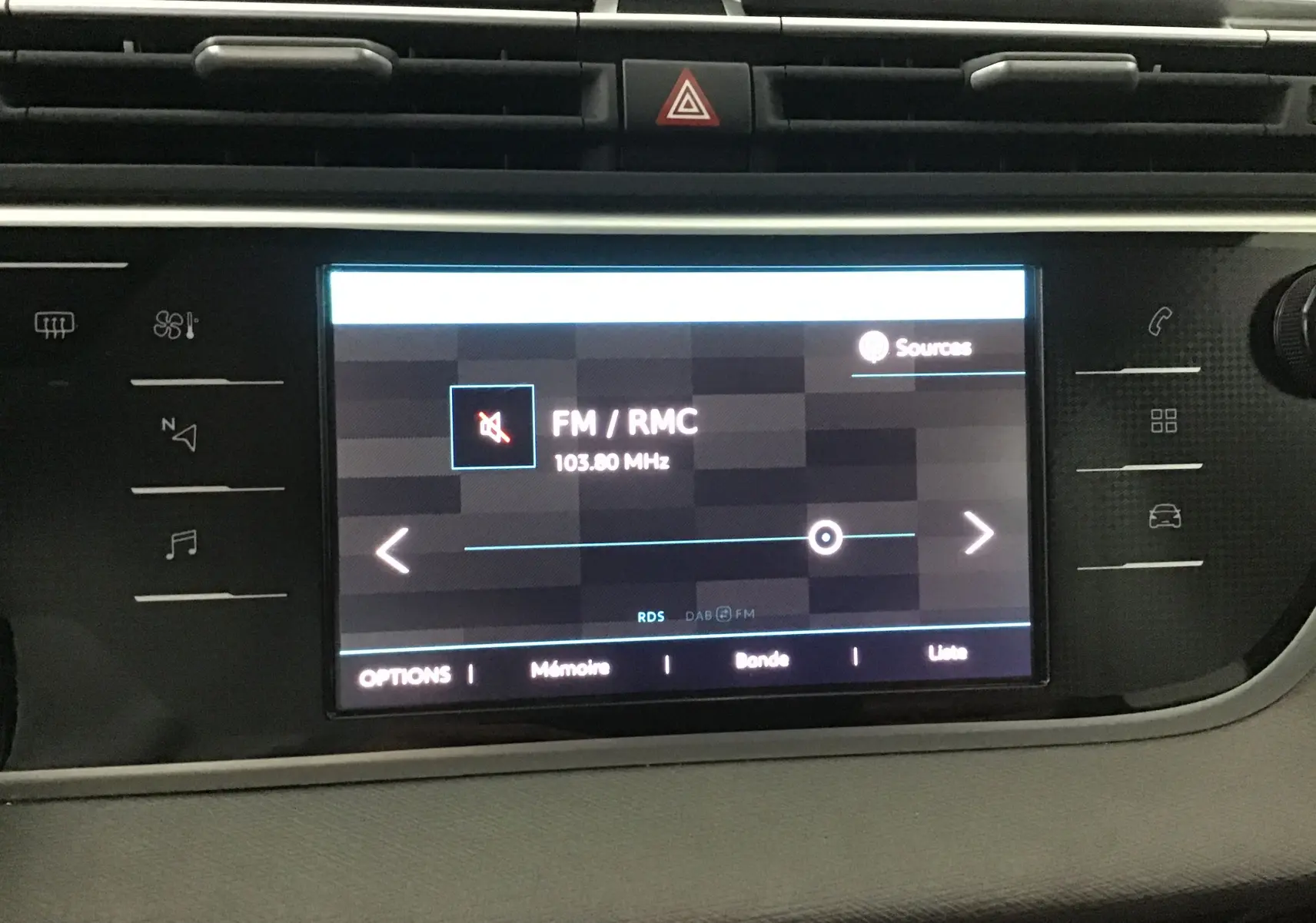 Écran tactile central du Citroën Grand C4 Spacetourer 2021 affichant la radio FM RMC 103,80 MHz en intérieur gris.