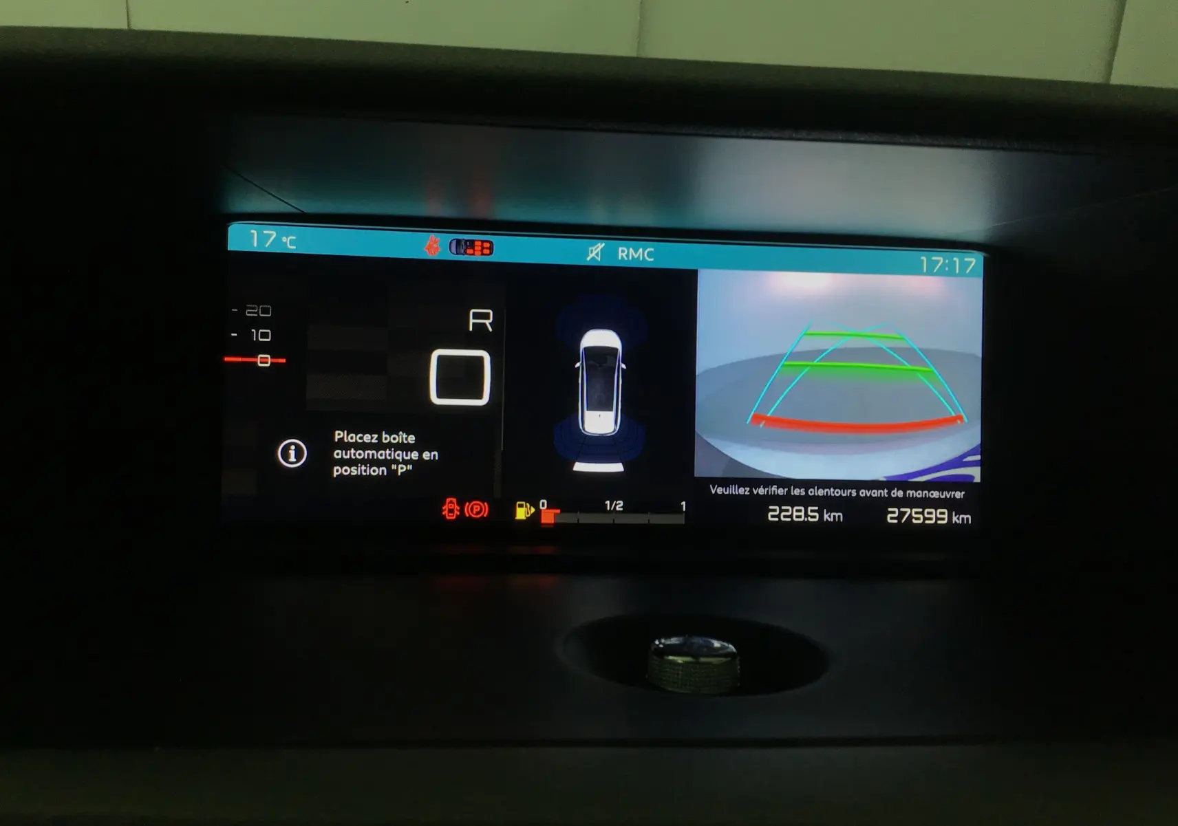 Affichage numérique intérieur du Citroën Grand C4 Spacetourer gris, montrant la caméra de recul et l'état de la boîte auto en marche arrière.