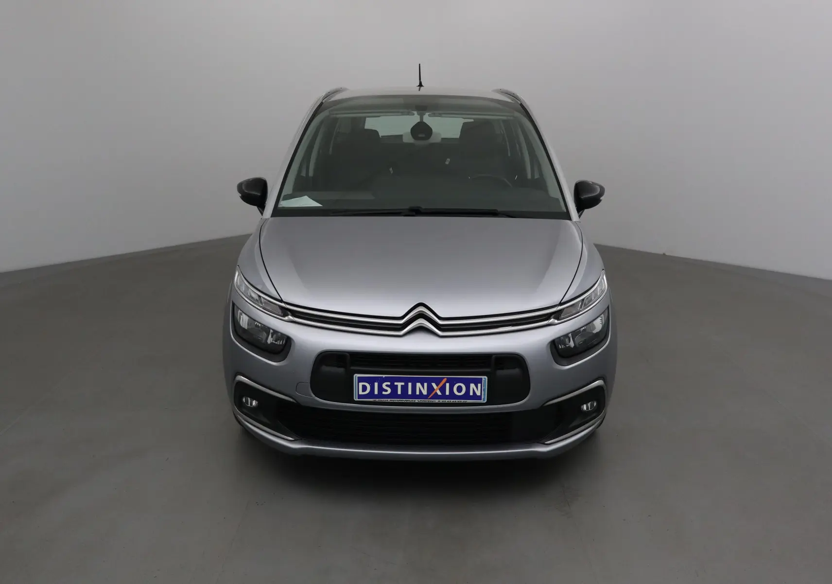Citroën Grand C4 Spacetourer gris Artense vu de face, avec calandre distinctive et phares étirés.