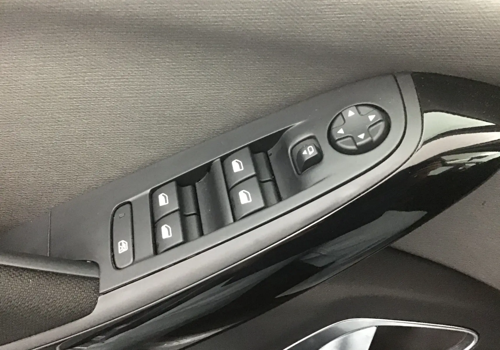 Panneau de commandes des vitres et rétroviseurs côté gauche dans une Citroën Grand C4 Spacetourer gris Artense 2021.