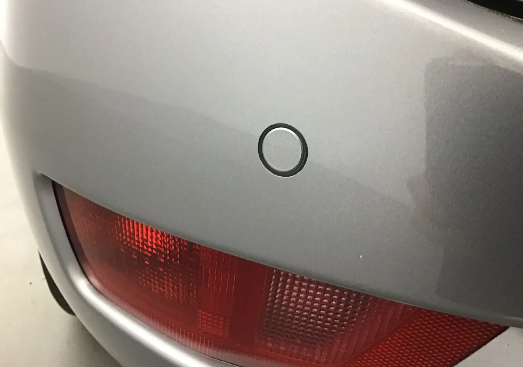 Détail du feu arrière droit gris Artense du Citroën Grand C4 Spacetourer 2021 avec capteur de recul intégré.