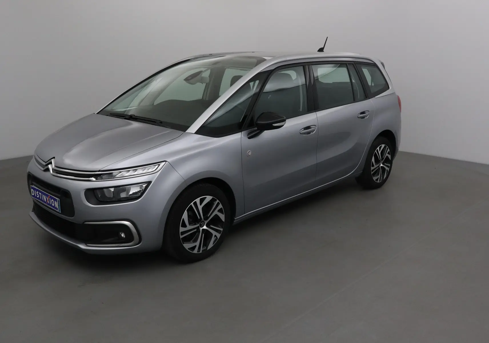 Citroën Grand C4 Spacetourer gris Artense en 3/4 avant droit, mettant en valeur ses lignes fluides et ses jantes stylées.
