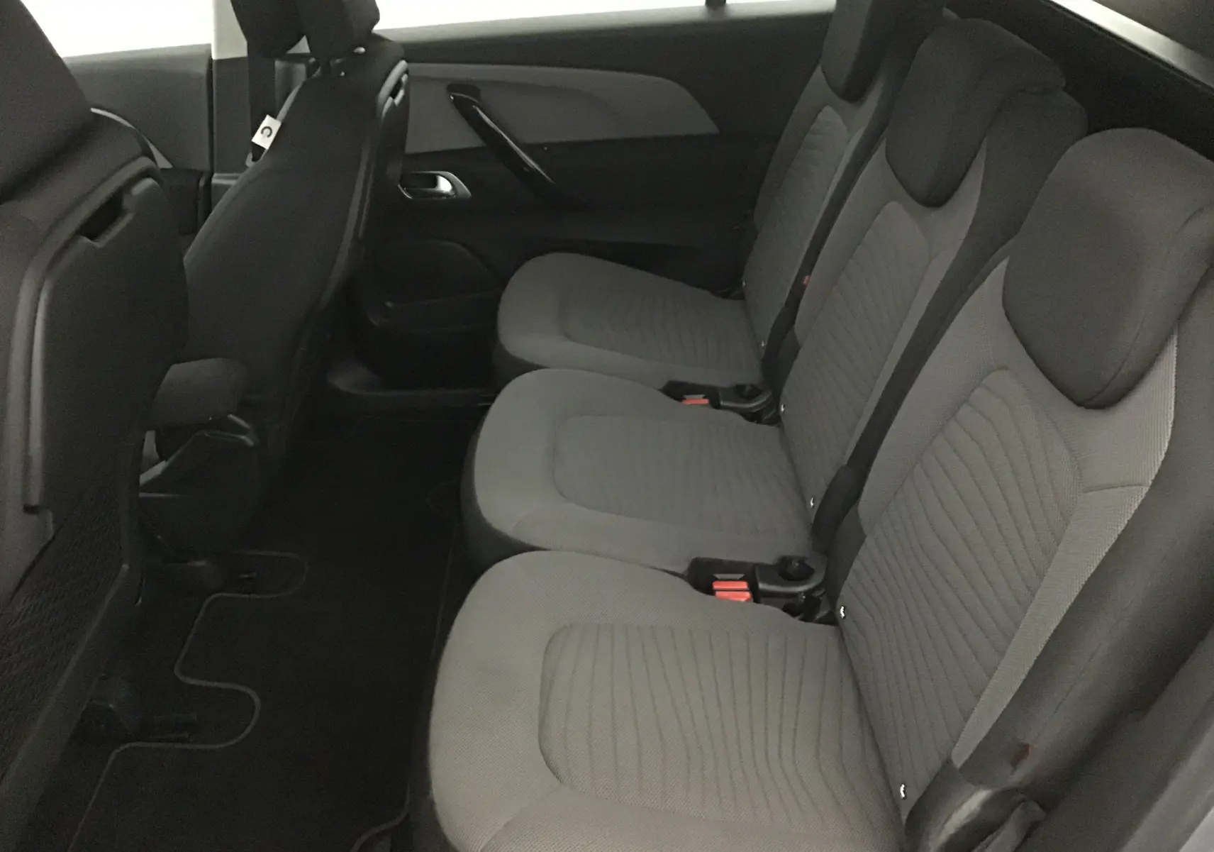 Vue latérale des sièges arrière gris clair du Citroën Grand C4 Spacetourer 7 places, avec appuie-têtes intégrés.