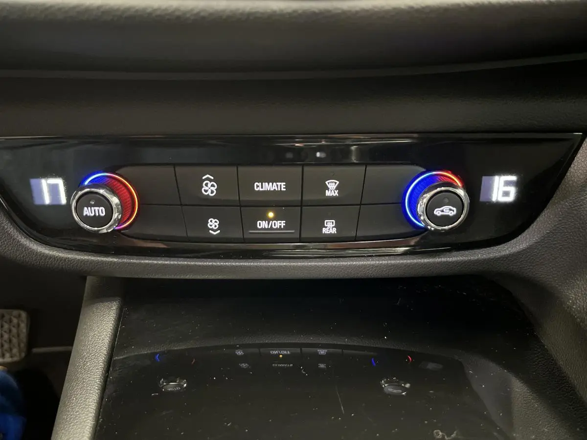 Panneau de commande de la climatisation bi-zone avec réglages numériques et boutons rotatifs dans l'Opel Insignia Sports Tourer.