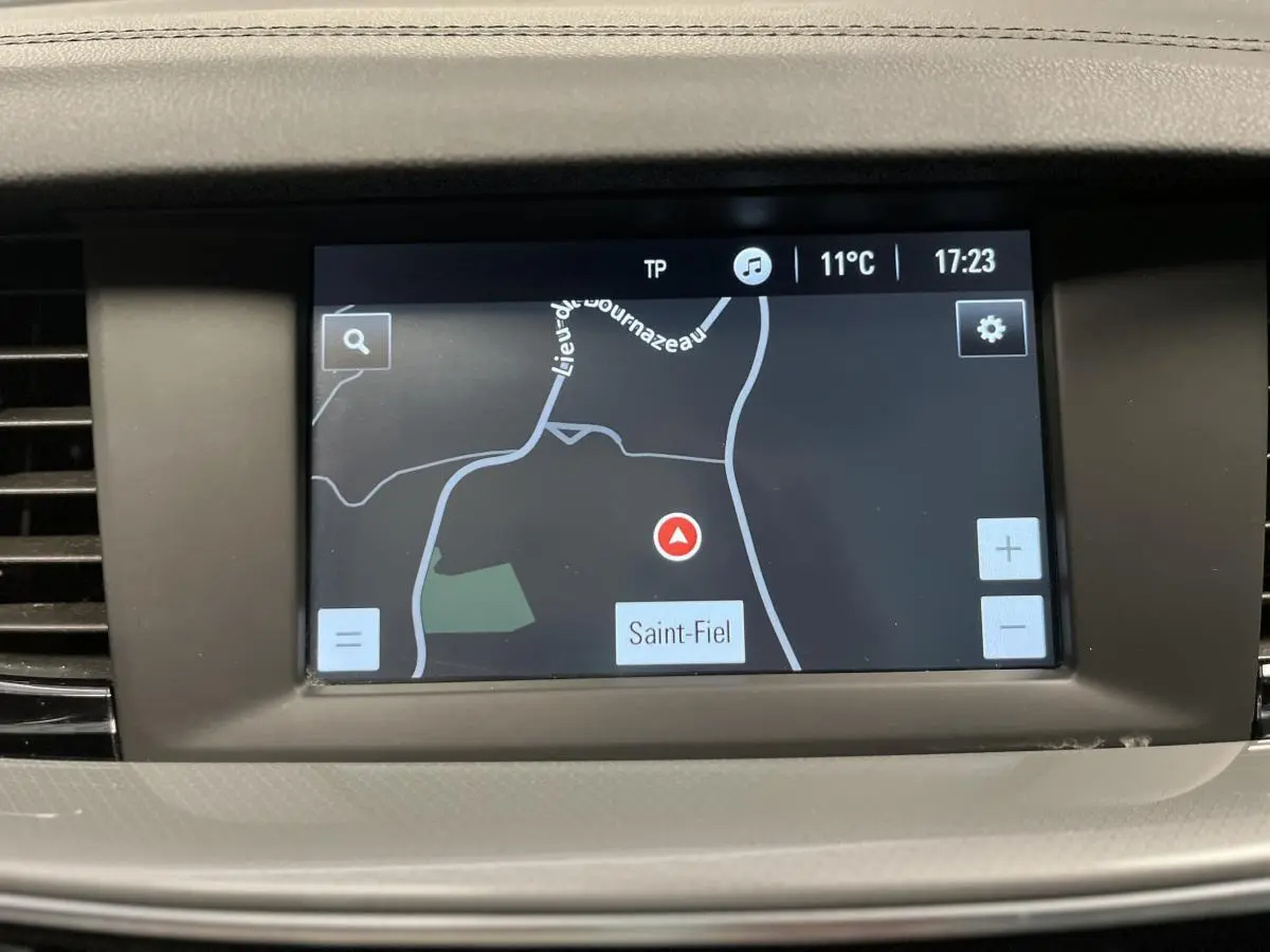 Écran tactile central du système de navigation de l'Opel Insignia Sports Tourer affichant une carte avec localisation Saint-Fiel.