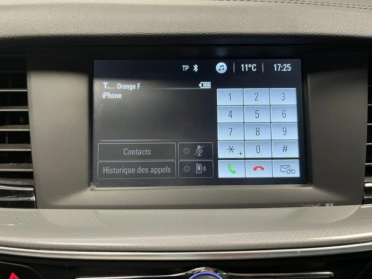 Écran tactile multimédia central affichant le clavier téléphonique dans l'habitacle de l'Opel Insignia Sports Tourer.