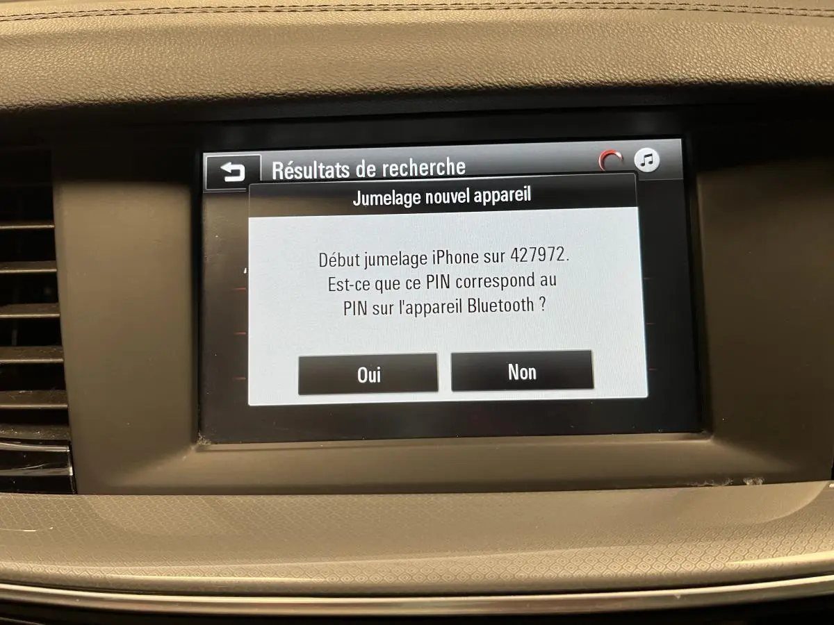 Écran tactile central de l’Opel Insignia Sports Tourer 2020 affichant la demande de jumelage Bluetooth.