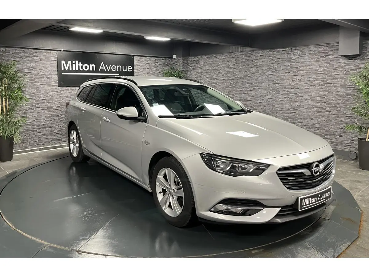 Opel Insignia Sports Tourer gris métallisé vue 3/4 avant droit avec calandre chromée et jantes alliage 17 pouces