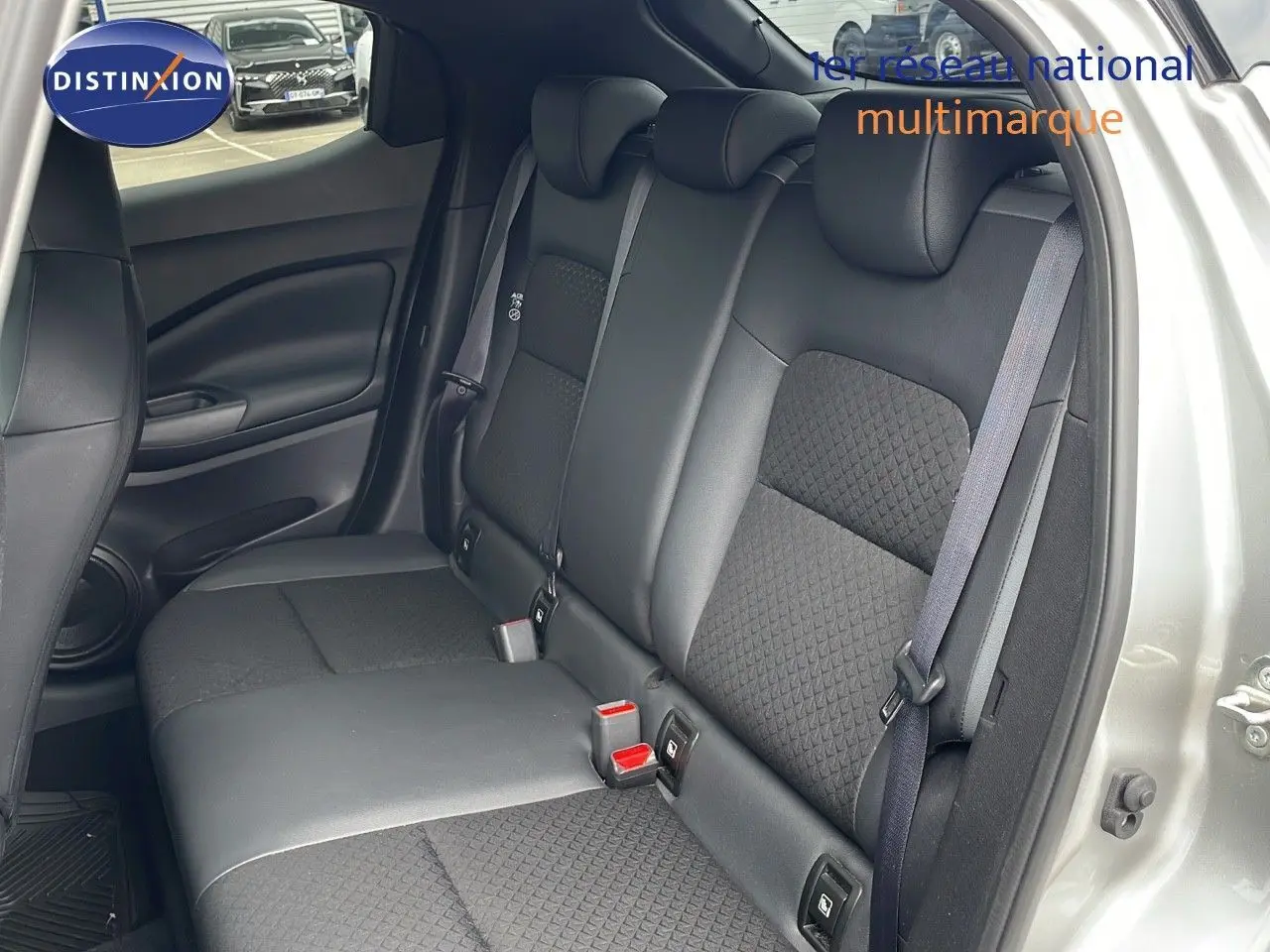 Vue intérieure des sièges arrière en cuir gris foncé du Nissan Juke Hybrid 2023, avec portières ouvertes côté droit.