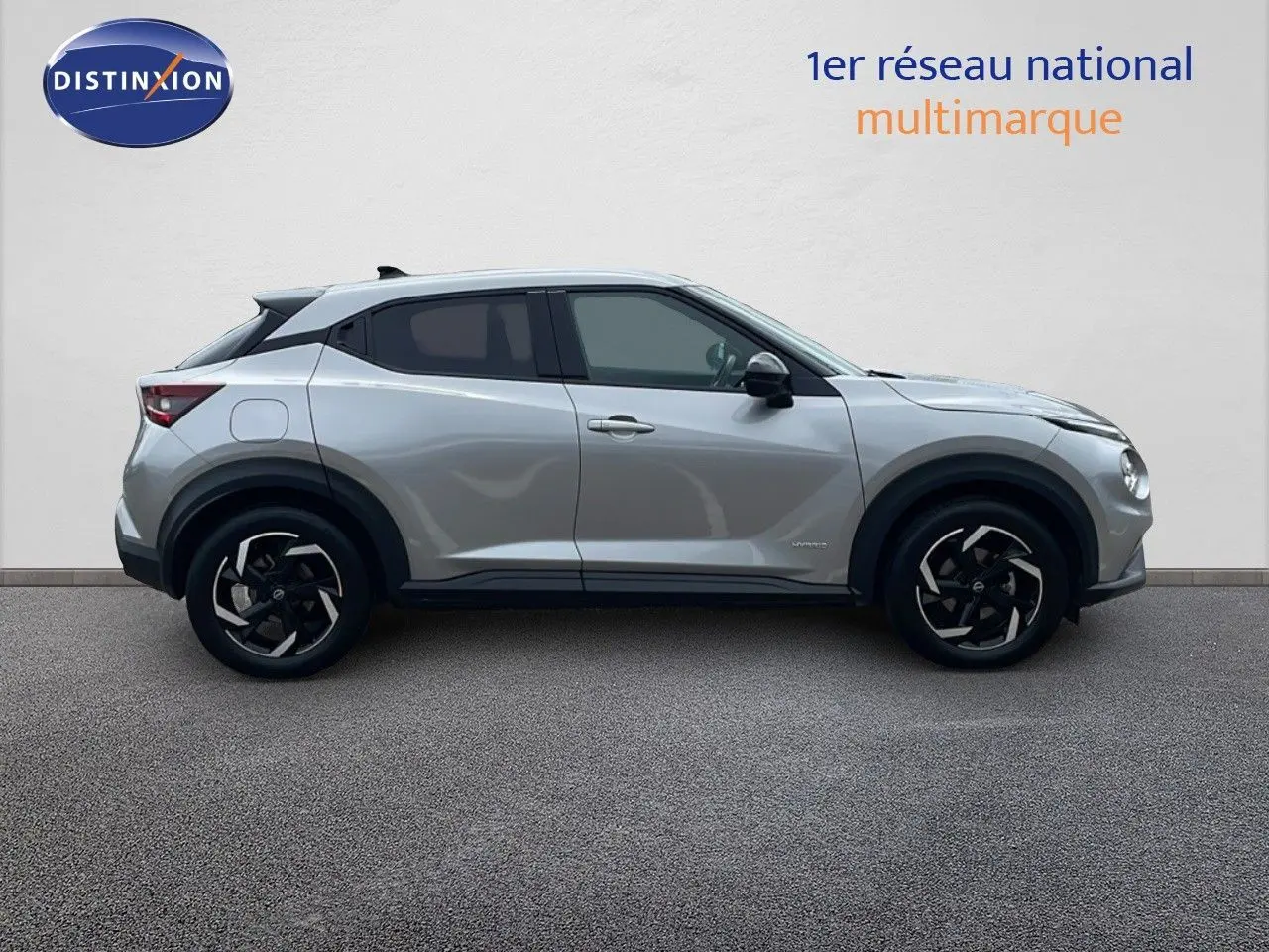 Profil côté gauche du Nissan Juke Hybrid 143ch Business gris perle métal avec jantes noires et toit noir.
