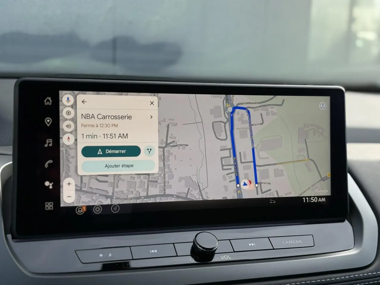 Écran tactile 12,3 pouces du Nissan Qashqai blanc nacré affichant la navigation GPS en intérieur véhicule.